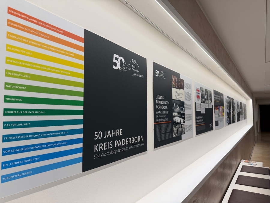 Eine Ausstellung ermöglicht derzeit im Paderborner Kreishaus eine Zeitreise durch 50 Jahre Kreis Paderborn ©Kreis Paderborn